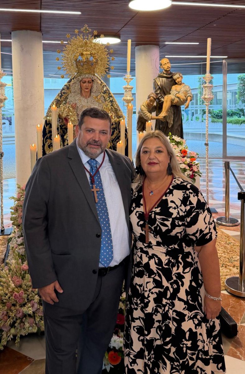 hermandadsed's tweet photo. NOMBRAMIENTOS | La Hermandad Sacramental del Santísimo Cristo de la Sed tiene la satisfacción de anunciar el nombramiento de NHD Herminia Ramírez Villapol como nueva camarera de Santa María de Consolación Madre de la Iglesia.

Herminia es una hermana profundamente vinculada a nuestra corporación desde hace muchos años, cuya vida ha estado siempre unida a la devoción y al servicio de nuestros Sagrados Titulares. Su compromiso, entrega y cariño por la Hermandad del barrio de Nervión son bien conocidos por todos, habiendo desempeñado ya esta hermosa responsabilidad en juntas anteriores.

Con este nombramiento, la Hermandad reconoce su trayectoria de servicio y confianza, poniendo nuevamente en sus manos el cuidado de la Santísima Virgen con la certeza de que ejercerá esta labor con la misma dedicación, delicadeza y amor que siempre la han caracterizado.

Que Santa María de Consolación Madre de la Iglesia, la acompañe y guíe en esta nueva etapa de servicio a nuestra Hermandad de Nervión.

¡Enhorabuena, Herminia!

#SEDdeNervión