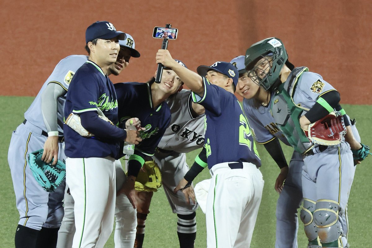 Swanatsu's tweet photo. マウンドへの声掛けで撮影するのオールスターすぎてすき😂💚

2026/07/29

#swallows
#山野太一
#星知弥
#長岡秀樹
#長岡秀樹 https://t.co/xjJubeDo35