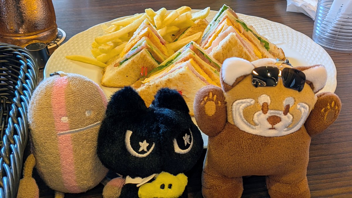 kako713waki's tweet photo. 昨日は3日ぶりの外出｡
土曜日から左股関節周りの痛み⚡で家に引きこもり💧まだ痛みあるけど買出しに🛒
#星乃珈琲 ☕
珈琲ゼリーが入りのカフェオレフロート🥤
おや？？イカクちゃん､日焼けした？新しくお迎えした夏気分いっぱいの #イカク ちゃん😎💕
#graniph 
この後､熊本の地震速報 📳
呆然💦 https://t.co/ITjBGPBPUW