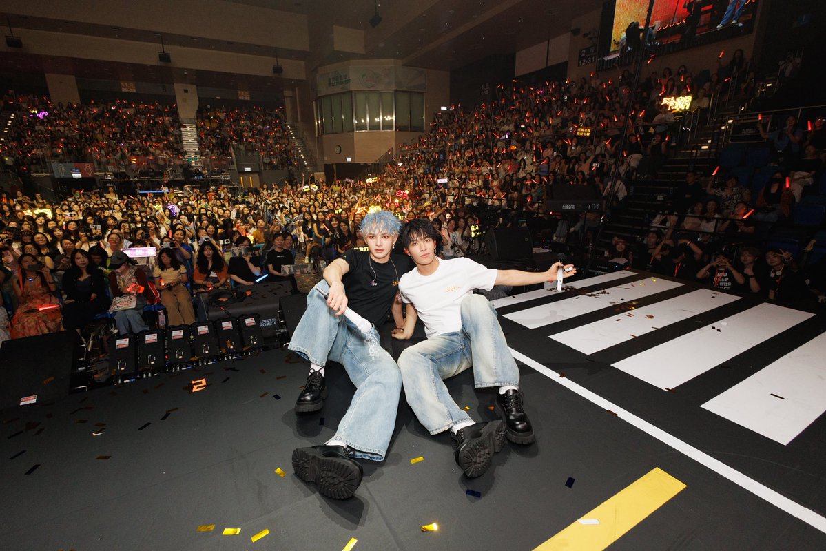 hydroindus's tweet photo. 【361 Heartbeats 💓 Hong Kong】

📷 Chasing the light, preserving this unforgettable moment.

#何昶希何衍朝香港演唱会
#HeChangxi #HeYanzhao https://t.co/SiXWM9XaMC
