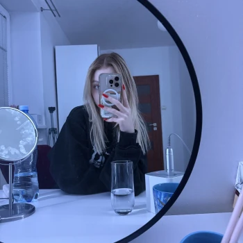 Patiro__'s tweet photo. Pan @thenitrozyniak zleakował, że streamerka justwera jest w ciąży. I już zaczynają się podśmiechujki z młodej matki która "dała dupy i nie wiadomo kto ją zalał". Realia są takie, że Polska wymiera i nie zanosi się na zmiany. Jeśli ciąża to prawda to ja gratuluję i życzę bezproblemowego porodu.