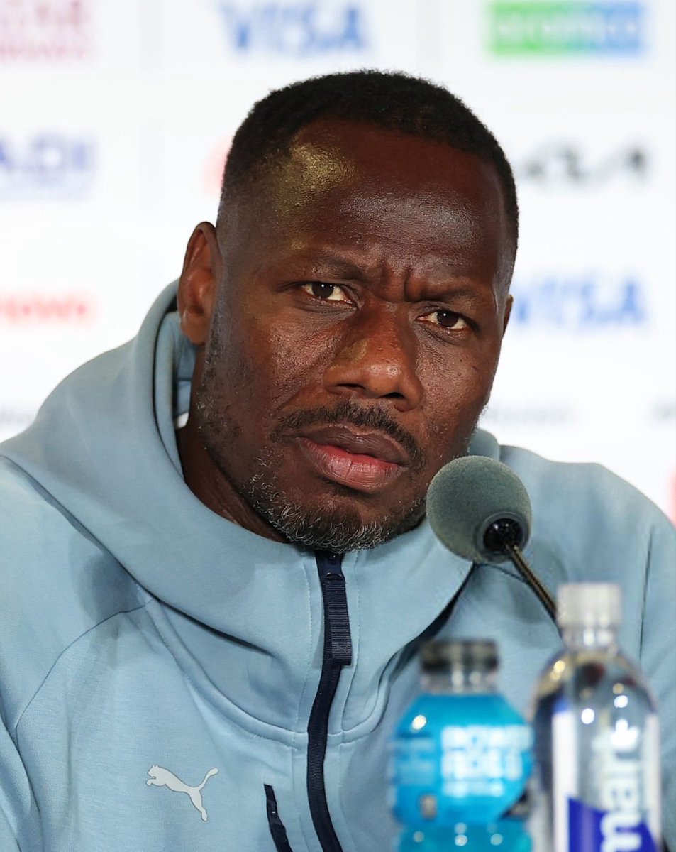 ActuFoot_'s tweet photo. 🚨🚨 LE GOUVERNEMENT SÉNÉGALAIS REFUSE DE PAYER LES ÉMOLUMENTS DE PAPE THIAW 🇸🇳 !!! 💰❌

Pour rappel, Pape Thiaw 🇸🇳 avait signé un contrat de 3 ans pendant la Coupe du Monde avec un salaire mensuel d’environ 46.000€ et une prime à la signature d’environ 183.000€. 

Cependant, le contrat n’a jamais reçu l’approbation officielle de l’État, pourtant tiers-payeur dans ce dossier.

L’État indique qu’il n’est donc pas en mesure d’assurer le paiement du salaire prévu dans ce contrat. 

Pour le moment, la Fédération sénégalaise doit donc assumer seule tous les engagements financiers contractés avec Pape Thiaw 🇸🇳 si elle souhaite confirmer son départ.

🗞️ Sud Quotidien via @footmercato