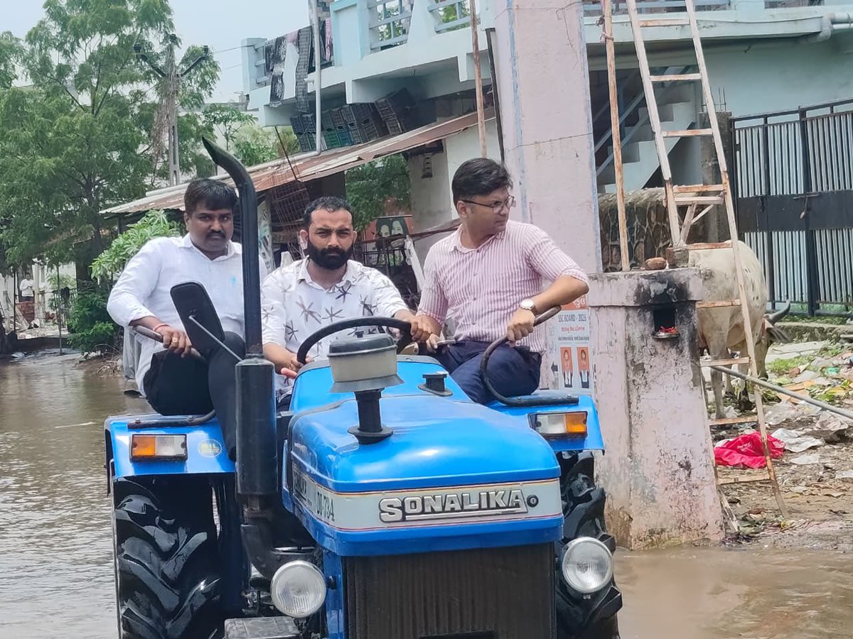 dp_amdavad's tweet photo. આજ તા. ૨૯-૦૭-૨૦૨૬ ના રોજ અત્રેના જિલ્લાના ધોળકા તાલુકામાં થયેલા અતિભારે વરસાદને કારણે સર્જાયેલી પરિસ્થિતિના અનુસંધાને બદરખા તથા ચલોડા ગામની સ્થળ મુલાકાત લઈ અસરગ્રસ્ત વિસ્તારોની સમીક્ષા કરી ઉપરાંત બદરખા ગામમાં હજુ પણ પાણી ભરાયેલા વિસ્તારોનું નિરીક્ષણ કરી સ્થળાંતર કરાયેલા પરિવારો સાથે રૂબરૂ મુલાકાત લીધી તેમજ થયેલ નુકસાનીનો સર્વે ઝડપથી પૂર્ણ કરી પાત્ર લાભાર્થીઓને સરકારશ્રીની સહાય તાત્કાલિક ચૂકવવામાં આવે તે માટે સંબંધિત અધિકારીઓને સૂચના આપી. 
ચલોડા ગામમાં વરસાદી પાણીના ઝડપી નિકાલ માટે તાત્કાલિક જરૂરી કાર્યવાહી હાથ ધરવા તેમજ જ્યાં પાણી ઓસર્યું છે તે વિસ્તારોમાં સફાઈ, દવા છંટકાવ અને પીવાના પાણીના સ્ત્રોતોમાં ક્લોરીનેશનની કામગીરી ઝડપથી પૂર્ણ કરી જન આરોગ્ય સુરક્ષિત રહે તે માટે સંબંધિત વિભાગોને જરૂરી માર્ગદર્શન અને સૂચના આપી.

#Dholka #AhmedabadDistrict #ReliefWork #PublicHealth #CleanlinessDrive #Chlorination
@CMOGuj @infoahdgog @InfoGujarat