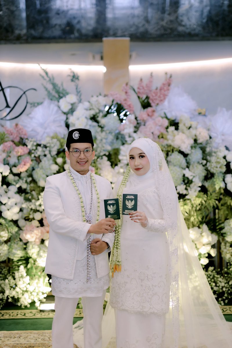 mmatxcha's tweet photo. Jam 10.00: SAHHH 🤵🏻👰🏻
Jam 15.00: order kopi sambil bukain amplop di hotel

Singkat saja karena kami pasutri introvert😌🫶 https://t.co/5OfuGshWJo