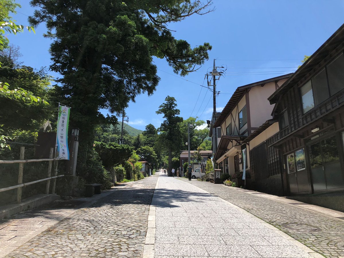A8800454's tweet photo. 大山で一番賑わっている所は大山寺でしょう。他にも、鏡ヶ成の休暇村奥大山周辺や、桝水高原、大山まきばみるの里も人気のようです。先日の三瓶山にはこのような場所が少なく、向こうはあくまで真面目に登山に取り組むんだ、そんなチャラチャラした場所は不要、と言っているようにも見えます。
大山寺で最近、にぎわいの中心になっているのはモンベルのショップです。鏡ヶ成から曲がりくねった道でやってくると、よくこんな場所に出店したな、従業員の通勤も大変だな、と思ってしまいます。ところが、この大山寺から麓の山陰道まで、連続勾配は続きますが、一直線で下りれます。これは、納品にも便利で、トラックの積み荷が散乱せずに済みます。
大山には、観光スポット以外にもサントリー天然水の工場もあり、地元の雇用に多角的に取り組んでいるように感じます。
＃大山寺
＃モンベル大山店