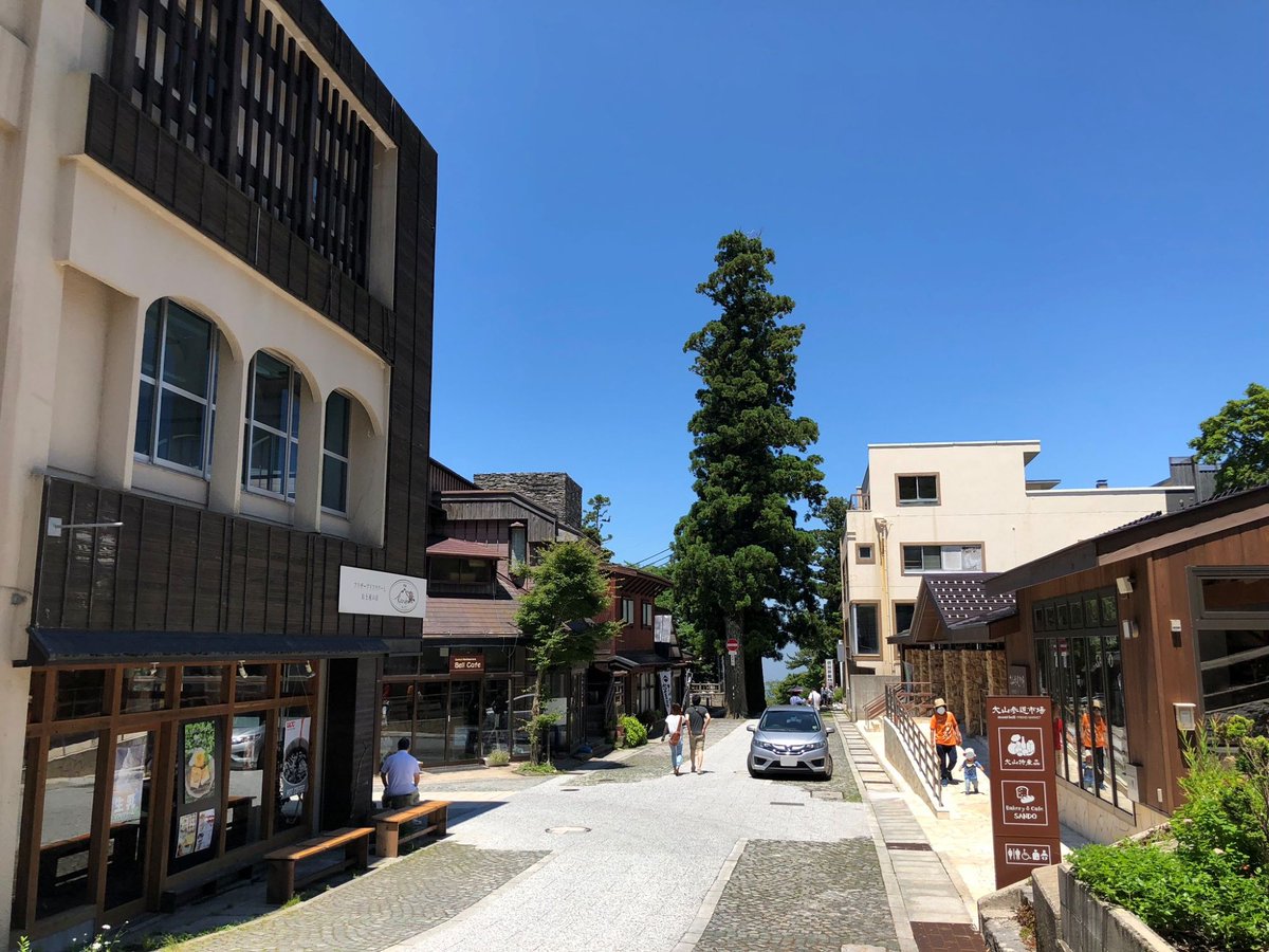 A8800454's tweet photo. 大山で一番賑わっている所は大山寺でしょう。他にも、鏡ヶ成の休暇村奥大山周辺や、桝水高原、大山まきばみるの里も人気のようです。先日の三瓶山にはこのような場所が少なく、向こうはあくまで真面目に登山に取り組むんだ、そんなチャラチャラした場所は不要、と言っているようにも見えます。
大山寺で最近、にぎわいの中心になっているのはモンベルのショップです。鏡ヶ成から曲がりくねった道でやってくると、よくこんな場所に出店したな、従業員の通勤も大変だな、と思ってしまいます。ところが、この大山寺から麓の山陰道まで、連続勾配は続きますが、一直線で下りれます。これは、納品にも便利で、トラックの積み荷が散乱せずに済みます。
大山には、観光スポット以外にもサントリー天然水の工場もあり、地元の雇用に多角的に取り組んでいるように感じます。
＃大山寺
＃モンベル大山店