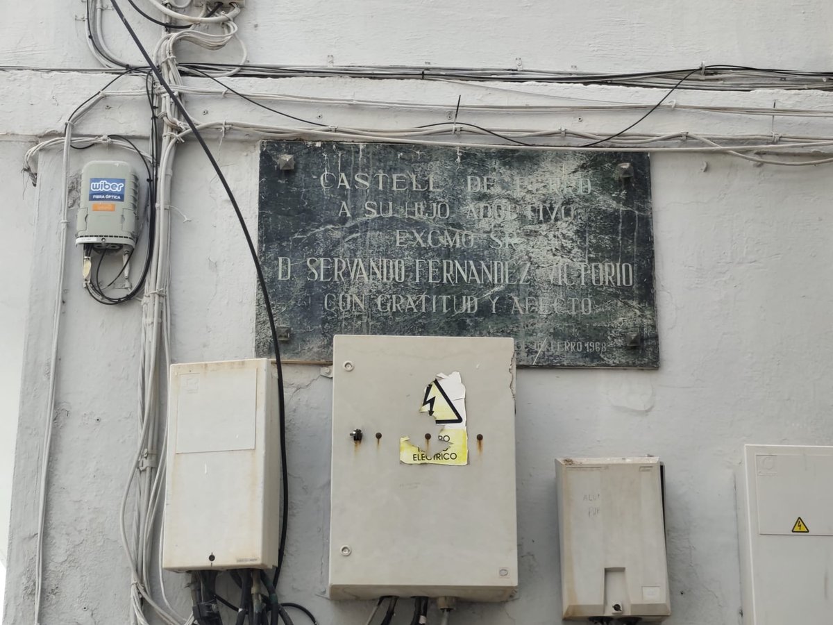 MADelArcoBlanco's tweet photo. De la exaltación franquista al olvido electrizado. Placa a Servando Fernández-Victorio, gobernador civil de #Granada (1947-56) en #CastellDeFerro. Foto de @claudiobokasai #MemoriaHistórica https://t.co/NokBAajYus