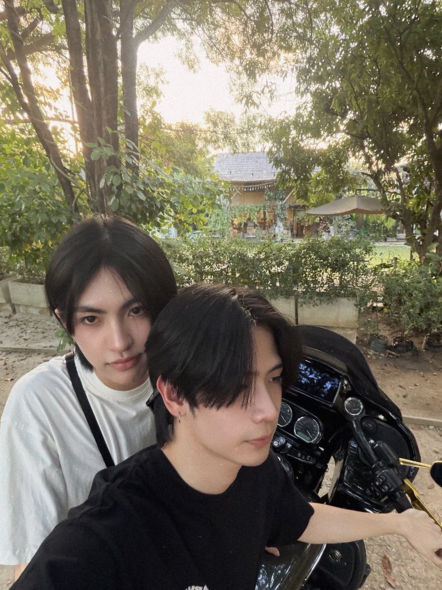 solenifae's tweet photo. whenever kim becomes latte's passenger princess 🙂‍↕️🖤 https://t.co/6Y1xsjuM60