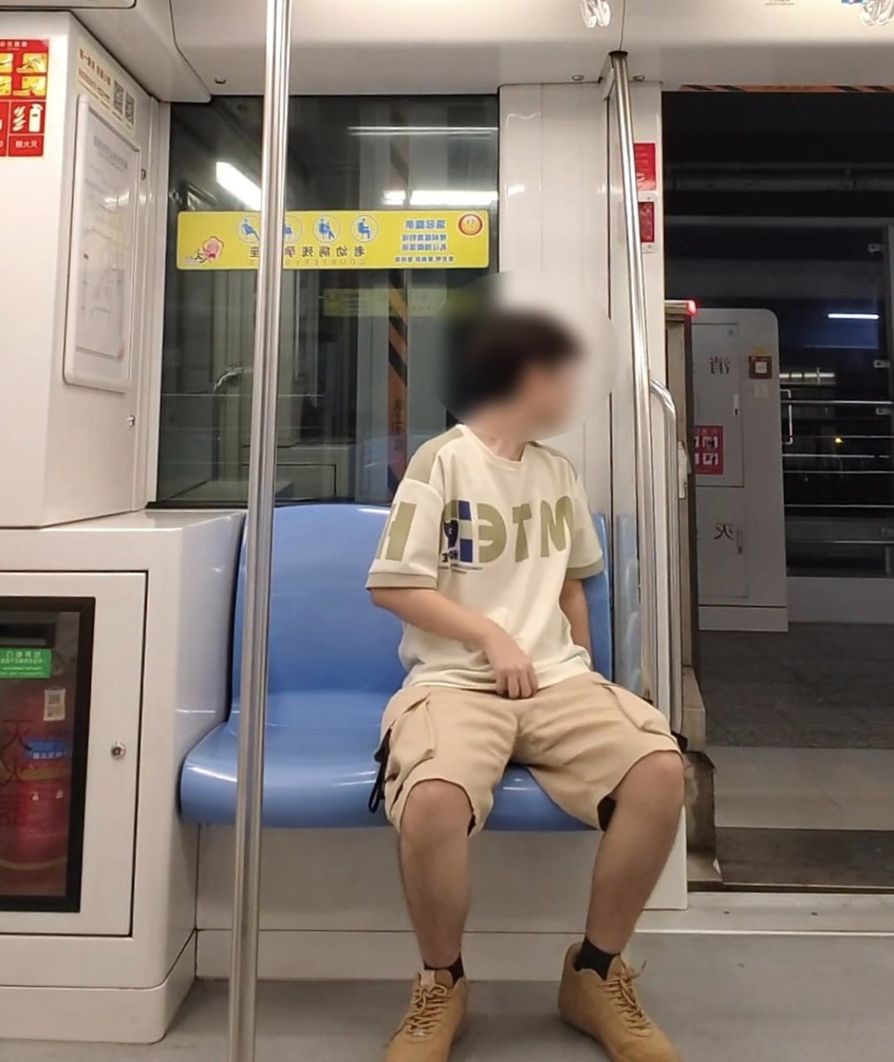 lao87577's tweet photo. 在末班地铁上极限发骚……
#暴露 #露出 #地铁暴露
 #极限暴露 #社死 #无脑 
#骚狗 #早泄 https://t.co/oZUOMa3ej4
