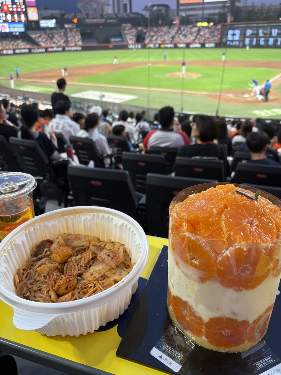 runandgunforme's tweet photo. 세상에서 가장 행복하게 야구 직관하는 법: 생귤시루 사서 통으로 퍼먹으면서 경기 보기
(사실 져서 끝까지 행복하진 못했지만) https://t.co/ugKVPZzj2S