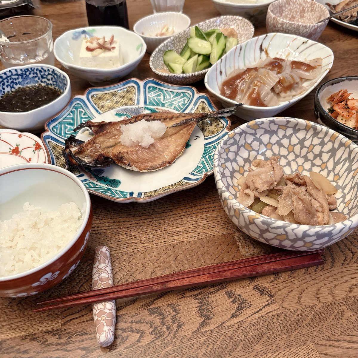 megcatmist's tweet photo. 作ったのは一品(豚コマ生姜焼き)だけなんですが、なんか豪華版に見える本日の晩ごはん😋生姜焼きの他は、もずく、アジの開き、冷奴、きゅうり🥒、刺身こんにゃく、しそキムチなど🙌 https://t.co/CX24R5cASG