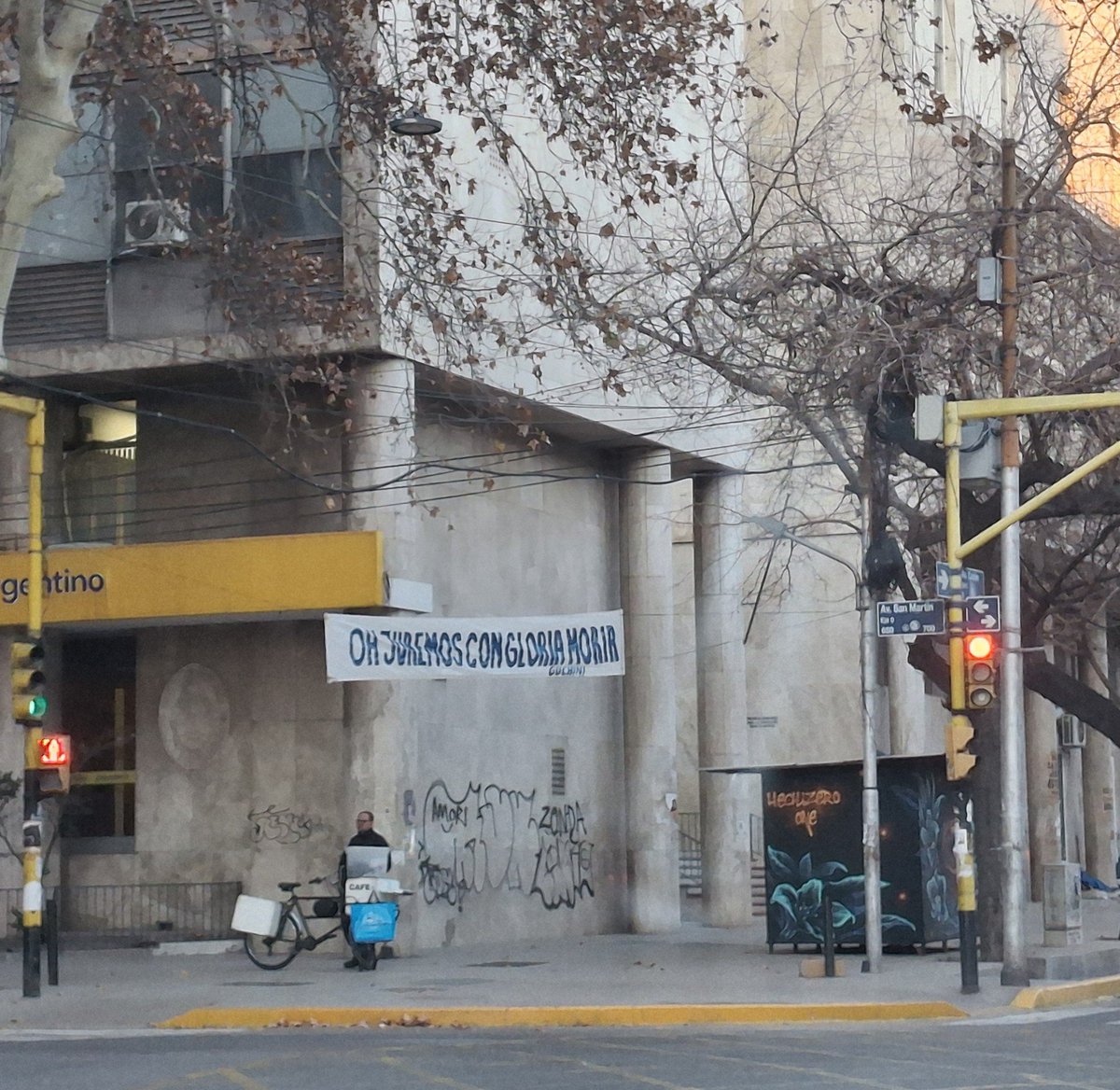 maximitre's tweet photo. Frente al correo argentino en el centro de Mendoza. Gran pasacalle https://t.co/kgYzVuPA84