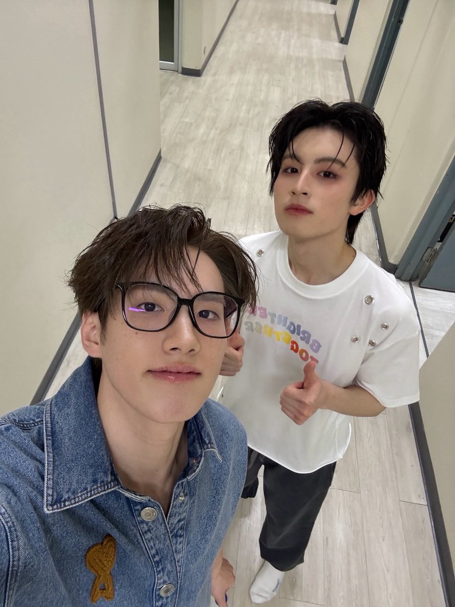 maybeitjan's tweet photo. แล้วคือรูปนี้ภูไม่ได้ถ่ายแบบทำหน้ากวน หน้าแอ็คอะไรเหมือนทุกครั้ง เป็นหน้าแบบอบอุ่นละมุนพี่พระเอก มาดพี่คนโต ส่วนน้องเอเอเด็กเร้กมาก รองเท้าไม่ได้ใส่ ยื่นหน้ามองกล้องยกนิ้วเยี่ยม คิดภาพตอนพี่ภูเรียกน้องไปถ่ายด้วยละครือ น่ารักมาก ๆ อะ 🥺🥺🥺🥺🥺🥺 https://t.co/KjbiiscihT
