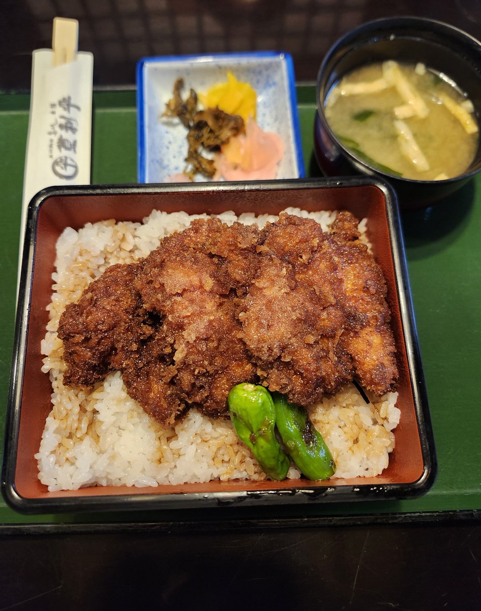 Kmasuda99725145's tweet photo. 先輩から…
昆布水つけ麺を食べてみたいな🤔
との一言で、
YOKOKURA STOREHOUSEさんへ‼️
帰りは50号を走って群馬へ🚙💨
前橋の登利平本店さん✨
特選ソースかつ重はイートイン👉
とり飯はお土産♪
更にめんたい&amp;こんにゃくパークからのガトーフェスタハラダ本社工場と🏰
やばい、群馬の魅力度高杉君😔 https://t.co/hS68MZbXei