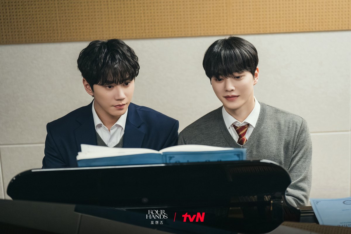 CJnDrama's tweet photo. 🎓모범생 송강 VS 😎반항아 이준영
원래 정반대일수록 끌리는 법⭐
두 피아니스트의 경쟁과 우정🎹🔥

화음처럼 얽힌 청춘들의 우정과 성장 <포핸즈>
8/29 [토] 밤 9:10 첫 방송 | tvN

#tvN #포핸즈 #FourHandsTwoSonatas
#송강 #이준영 #장규리
#즐거움엔20tvN #스트리밍은TVING https://t.co/d9i5U7Hrjh