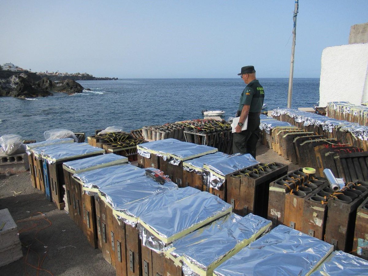 Jaes_GC's tweet photo. 🎆 La IAE de la Comandancia de Santa Cruz de Tenerife, junto a la IAE de Playa de las Américas, inspeccionó un espectáculo pirotécnico de tipo C (+100 kg) en Puerto de Santiago, verificando el cumplimiento de la normativa y las medidas de seguridad.

#jaes #guardiacivil https://t.co/7H1C6XUwY6