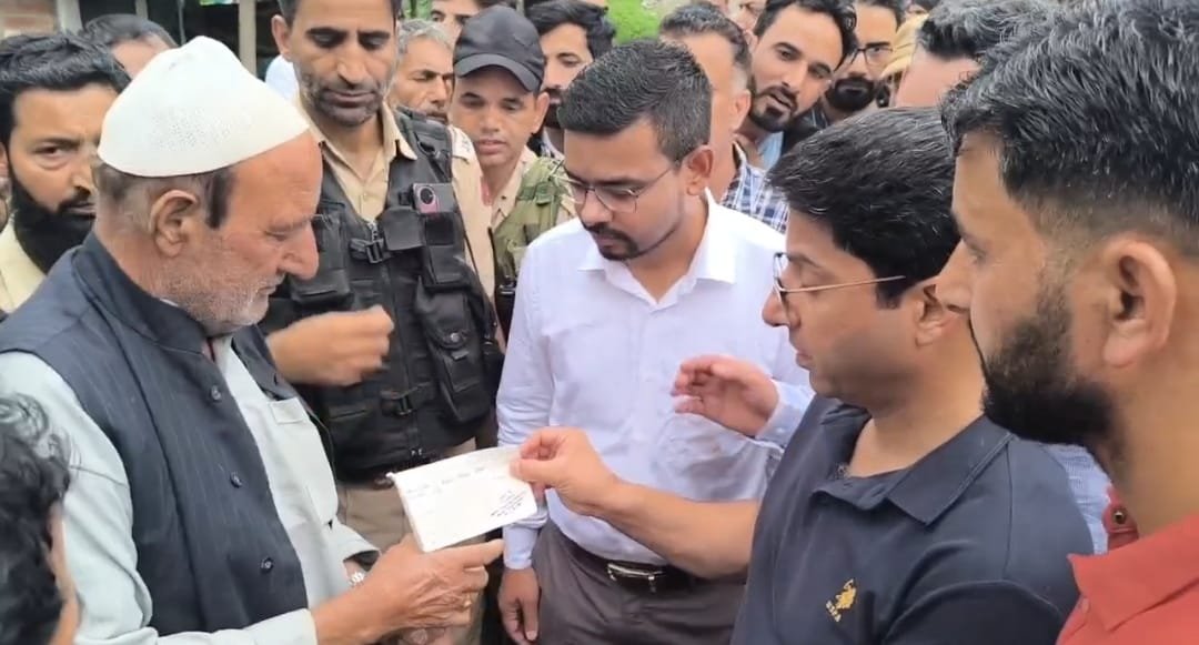 DcKulgam's tweet photo. MLA Devsar,DC Kulgam visits flash flood affected areas of  Dardgund,Bangdar,Devsar,

Assesses flood damages and provides immediate relief and cash assistance.
@OfficeOfLGJandK  @CM_JnK @diprjk @DcKulgam 
@Shahzad_2702  @PeerzadaFaroz 
@ddnewsSrinagar https://t.co/8SxVJAD50v