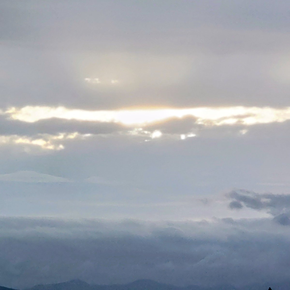 Kemu_max's tweet photo. 夕暮れ時の西の空、☂️雨がポツポツ☂️
#イマソラ #いまそら #雨空 https://t.co/dLt92cQYJp