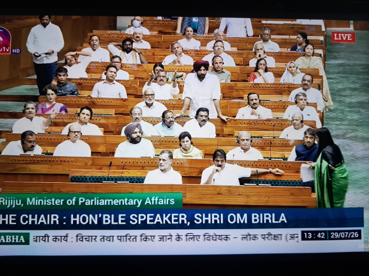KASHIFK84544201's tweet photo. राहुल गांधी के भाषण के दौरान महुआ मोहित्रा
 वेणुगोपाल को क्या दे रही हैं? https://t.co/vCGLb5xKKG