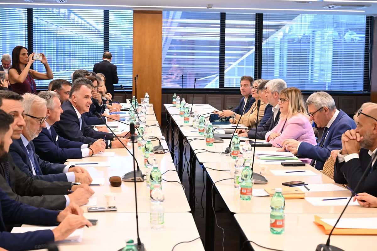 CislNazionale's tweet photo. È iniziato nella mattina di oggi, presso la sede di Confindustria, il confronto su un nuovo sistema di relazioni industriali, rappresentanza e contrattazione collettiva tra Cgil,Cisl, Uil e 14 Associazioni imprenditoriali. Per la Cisl sono presenti al tavolo la Segretaria Generale #DanielaFumarola ed il Segretario Confederale Mattia Pirulli.

#RelazioniIndustriali #Contrattazione #Rappresentanza #CISL #PiattaformaUnitaria
