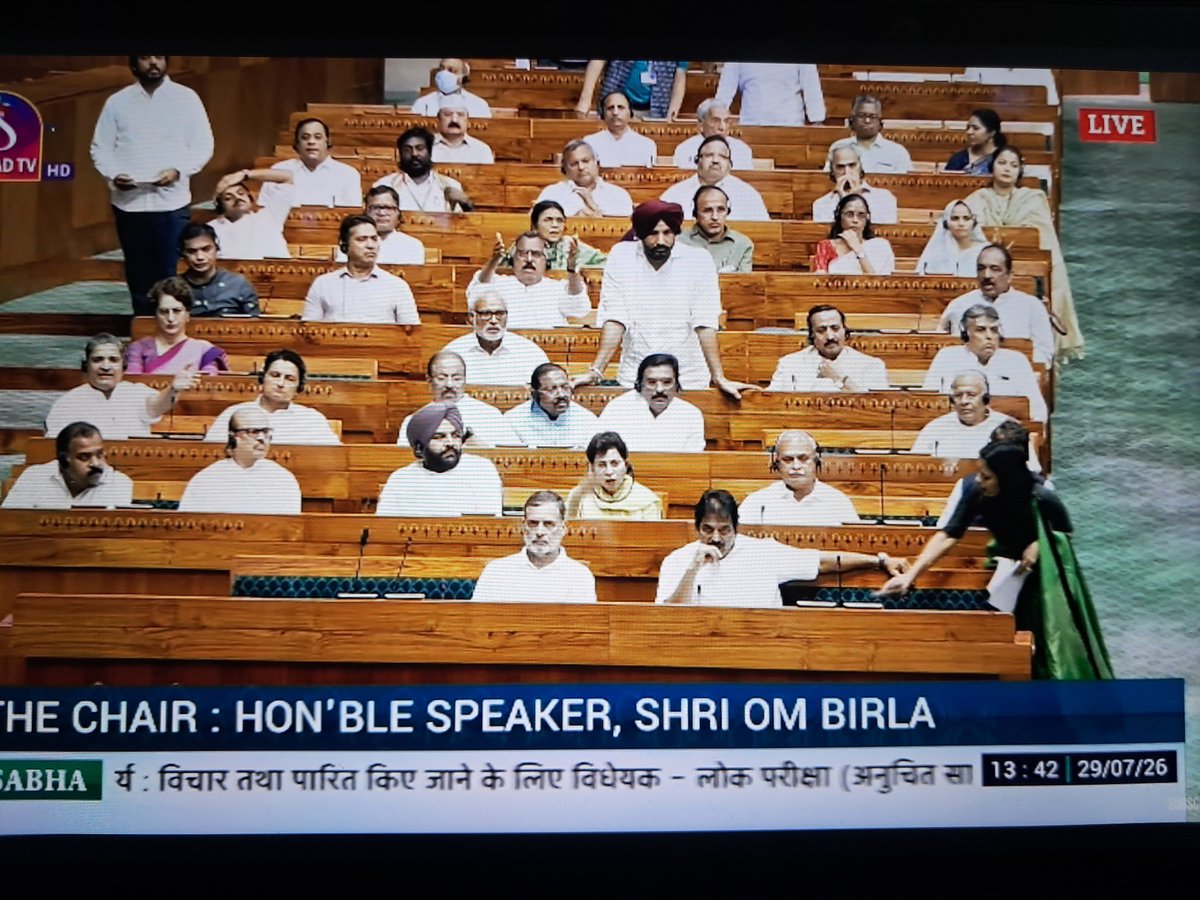 KASHIFK84544201's tweet photo. राहुल गांधी के भाषण के दौरान महुआ मोहित्रा
 वेणुगोपाल को क्या दे रही हैं? https://t.co/vCGLb5xKKG