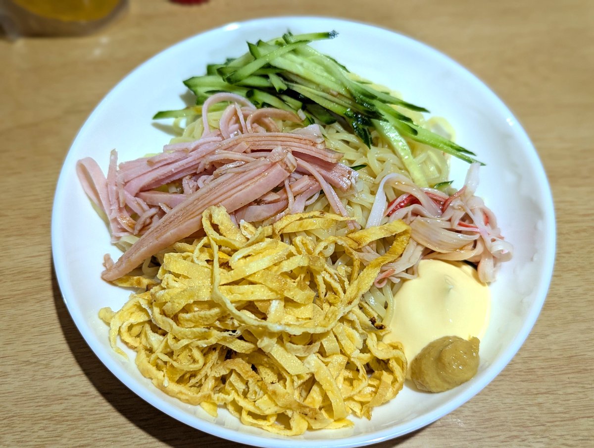 MarronTree's tweet photo. 本日のお献立と昨日のお献立

本日
そうめんやっぱり揖保乃糸〜♪
みょうがと大葉と梅干しと摺り生姜
葉セロリと冷やし豚しゃぶサラダ
米茄子グリルすり胡麻入り肉味噌
ちびカマンベールチーズ

昨日
冷やし中華はじめました！中部圏はマヨ&amp;辛子入れるよね？

昨日も今日も冷たい麺！明日はご飯だなwww https://t.co/tUPBUb01eX