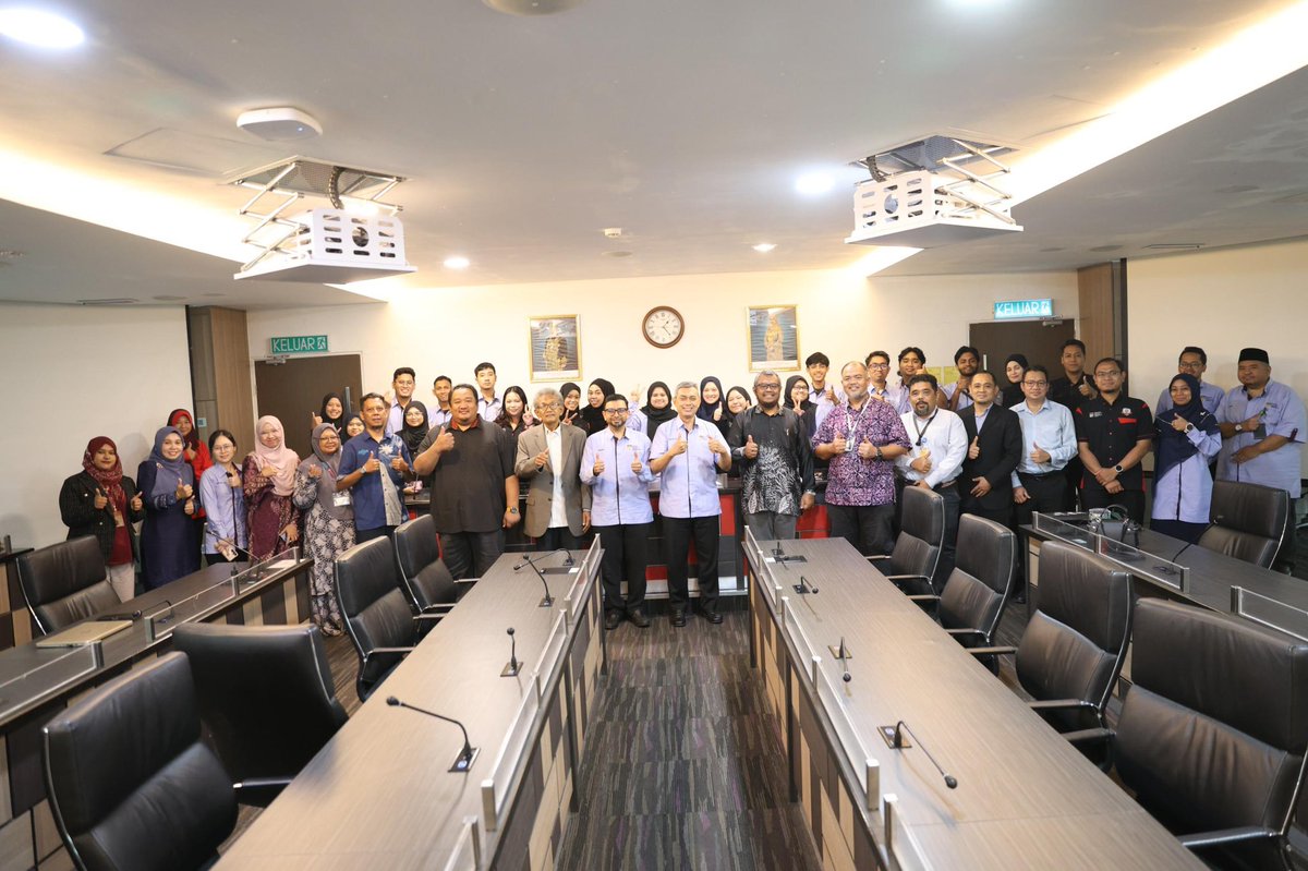 ukm_my's tweet photo. 𝐌𝐚𝐣𝐥𝐢𝐬 𝐏𝐞𝐧𝐠𝐮𝐤𝐮𝐡𝐚𝐧 𝐊𝐞𝐫𝐣𝐚𝐬𝐚𝐦𝐚 𝐔𝐊𝐌 𝐝𝐚𝐧 𝐀𝐍𝐌 𝐅𝐨𝐤𝐮𝐬 𝐊𝐞𝐛𝐨𝐥𝐞𝐡𝐩𝐚𝐬𝐚𝐫𝐚𝐧 𝐆𝐫𝐚𝐝𝐮𝐚𝐧

Fakulti Sains dan Teknologi, Universiti Kebangsaan Malaysia (UKM) menganjurkan Majlis Pengukuhan Kerjasama UKM dan Agensi Nuklear Malaysia (ANM) di Bilik Mesyuarat Bitara, Fakulti Pengajian Islam yang memfokuskan kepada inisiatif "Ke Arah Meningkatkan Kebolehpasaran Graduan Melalui Perolehan Sijil Profesional". 

Majlis tersebut dihadiri oleh Timbalan Naib Canselor Hal Ehwal Penyelidikan dan Inovasi, Prof. Dr. Ismanizan Ismail dan Ketua Pengarah ANM, Dr. Muhammad Rawi Mohamed Zin bagi menghargai komitmen ANM dalam memperkukuh kerjasama dengan UKM, sekali gus meraikan pelajar latihan industri Fakulti Sains dan Teknologi yang kini sedang mengikuti kursus sijil profesional di ANM.

Prof. Dr. Ismanizan berkata UKM terus komited memperkasa graduan dengan ilmu, kemahiran dan kompetensi yang diperlukan bagi memastikan mereka bersedia untuk memasuki pasaran pekerjaan. 

Pensijilan profesional ini merupakan satu nilai tambah yang signifikan kepada graduan kerana mampu meningkatkan kebolehpasaran pelajar, khususnya dalam sektor-sektor kritikal seperti pembuatan, minyak dan gas, penyenggaraan pesawat dan kapal, penerbangan serta aeroangkasa.

Semoga kolaborasi erat antara UKM dan ANM ini terus menjadi pemangkin kepada pembangunan modal insan berkemahiran tinggi yang memenuhi keperluan industri serta menyumbang kepada kemajuan negara.

Turut Hadir, Dekan FST, Prof.Ts. Dr. Faizal Mohamed, Pengurusan tertinggi Fakulti dan ANM serta pelajar yang sedang mengikuti sijil professional bersama ANM.

#Tekad57 
#UniversitiKebangsaanMalaysia
#ImanIlmuAmal
#UKM
#UKMSharing
