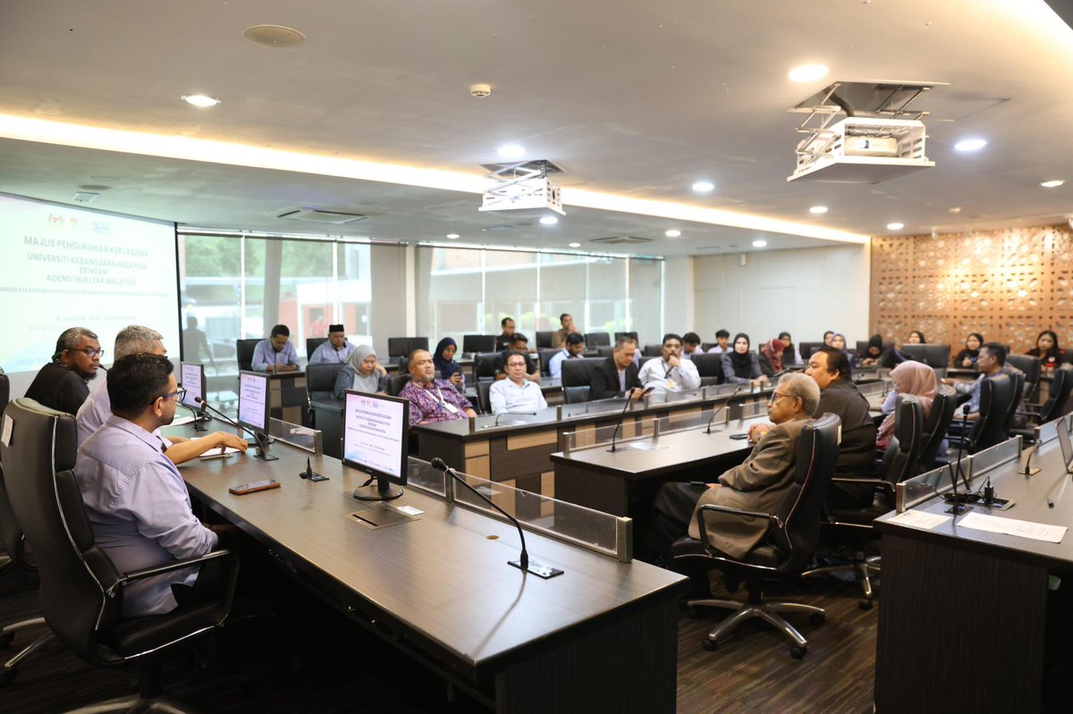 ukm_my's tweet photo. 𝐌𝐚𝐣𝐥𝐢𝐬 𝐏𝐞𝐧𝐠𝐮𝐤𝐮𝐡𝐚𝐧 𝐊𝐞𝐫𝐣𝐚𝐬𝐚𝐦𝐚 𝐔𝐊𝐌 𝐝𝐚𝐧 𝐀𝐍𝐌 𝐅𝐨𝐤𝐮𝐬 𝐊𝐞𝐛𝐨𝐥𝐞𝐡𝐩𝐚𝐬𝐚𝐫𝐚𝐧 𝐆𝐫𝐚𝐝𝐮𝐚𝐧

Fakulti Sains dan Teknologi, Universiti Kebangsaan Malaysia (UKM) menganjurkan Majlis Pengukuhan Kerjasama UKM dan Agensi Nuklear Malaysia (ANM) di Bilik Mesyuarat Bitara, Fakulti Pengajian Islam yang memfokuskan kepada inisiatif "Ke Arah Meningkatkan Kebolehpasaran Graduan Melalui Perolehan Sijil Profesional". 

Majlis tersebut dihadiri oleh Timbalan Naib Canselor Hal Ehwal Penyelidikan dan Inovasi, Prof. Dr. Ismanizan Ismail dan Ketua Pengarah ANM, Dr. Muhammad Rawi Mohamed Zin bagi menghargai komitmen ANM dalam memperkukuh kerjasama dengan UKM, sekali gus meraikan pelajar latihan industri Fakulti Sains dan Teknologi yang kini sedang mengikuti kursus sijil profesional di ANM.

Prof. Dr. Ismanizan berkata UKM terus komited memperkasa graduan dengan ilmu, kemahiran dan kompetensi yang diperlukan bagi memastikan mereka bersedia untuk memasuki pasaran pekerjaan. 

Pensijilan profesional ini merupakan satu nilai tambah yang signifikan kepada graduan kerana mampu meningkatkan kebolehpasaran pelajar, khususnya dalam sektor-sektor kritikal seperti pembuatan, minyak dan gas, penyenggaraan pesawat dan kapal, penerbangan serta aeroangkasa.

Semoga kolaborasi erat antara UKM dan ANM ini terus menjadi pemangkin kepada pembangunan modal insan berkemahiran tinggi yang memenuhi keperluan industri serta menyumbang kepada kemajuan negara.

Turut Hadir, Dekan FST, Prof.Ts. Dr. Faizal Mohamed, Pengurusan tertinggi Fakulti dan ANM serta pelajar yang sedang mengikuti sijil professional bersama ANM.

#Tekad57 
#UniversitiKebangsaanMalaysia
#ImanIlmuAmal
#UKM
#UKMSharing