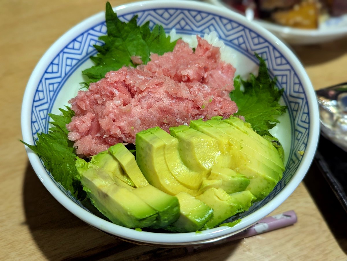 MarronTree's tweet photo. 一昨日のお献立

抜け出せない美味さのマグロすき身とアボカド丼
適当お味噌汁とチビ冷奴
アジの姿造り
黒胡麻忘れた間抜けな大学芋

月曜日は皐月恵さんの版画展観に行って
そのまま近くのスーパー村の市場に吸い込まれ例の如くに美味すぎるマグロすき身と姿造りのアジを買い込んで来たのでありました https://t.co/DVzejUZ7Ki
