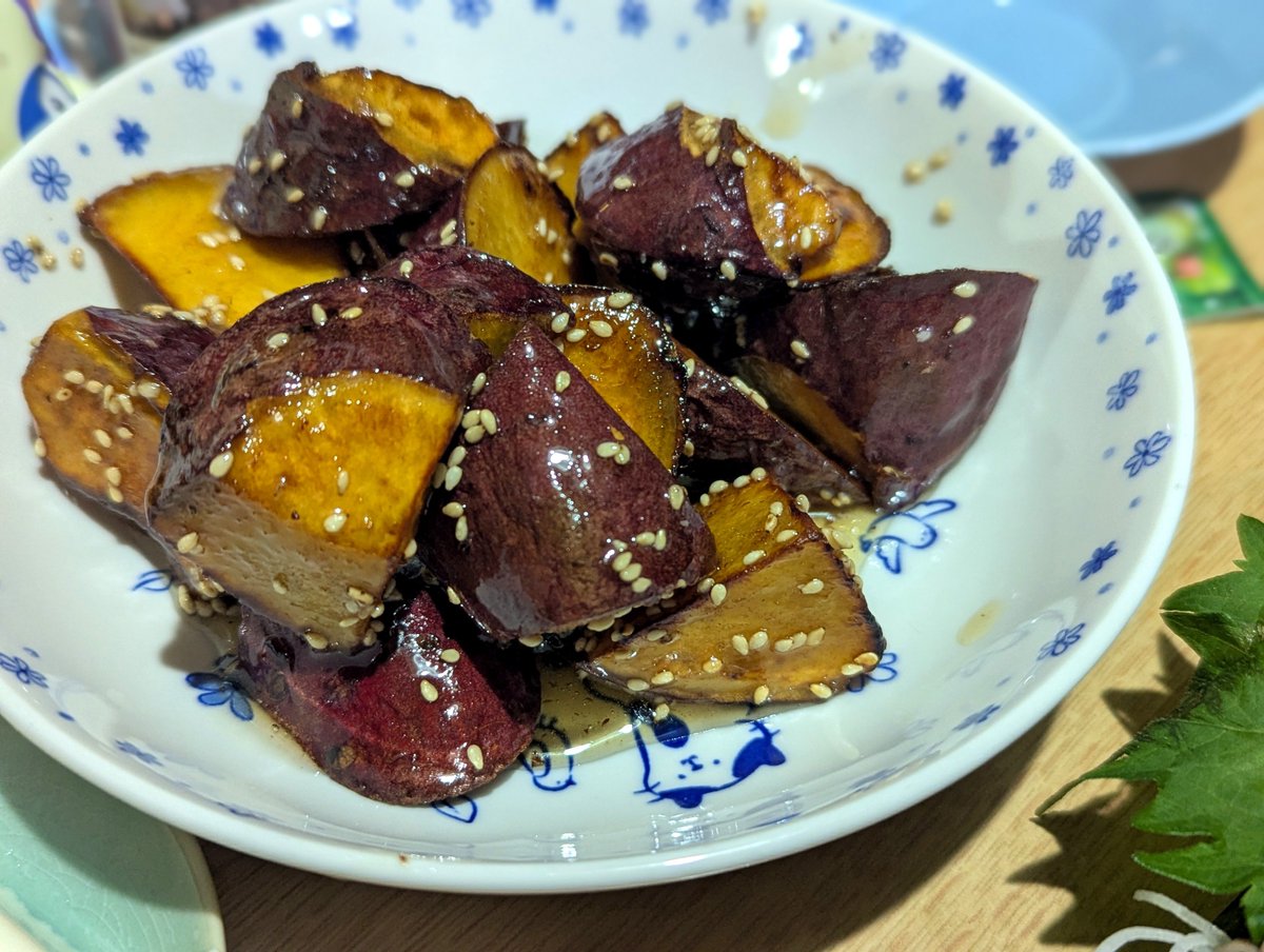 MarronTree's tweet photo. 一昨日のお献立

抜け出せない美味さのマグロすき身とアボカド丼
適当お味噌汁とチビ冷奴
アジの姿造り
黒胡麻忘れた間抜けな大学芋

月曜日は皐月恵さんの版画展観に行って
そのまま近くのスーパー村の市場に吸い込まれ例の如くに美味すぎるマグロすき身と姿造りのアジを買い込んで来たのでありました https://t.co/DVzejUZ7Ki