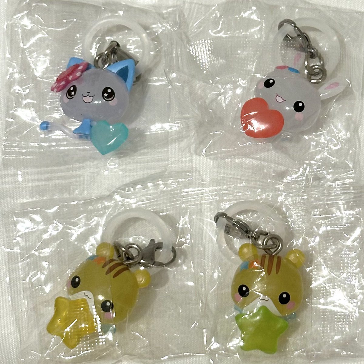naatamuu's tweet photo. 【交換 買取 譲渡】めじるしアクセサリー 平成ファンシー キャラクターズ ぷくぷくあわわちゃん まじかるみゅーちゃん フワフワらびちゃん

譲）1枚目セット、2枚目セット

求）定価(＋送料)

都内手渡し / 郵送

お気軽にお声掛けください🙇🏻‍♀️ https://t.co/9MGO6qr2he