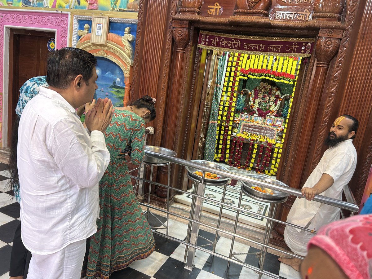 om_rexwal's tweet photo. गुरु पूर्णिमा पर तिलपत बाबा सूरदास मंदिर और पंचमुखी हनुमान मंदिर में जाना हुआ और पंचमुखी हनुमान मंदिर जी के महंत अरविन्द दास महात्यागी जी का आशीर्वाद लिया ।
#naharpar #sehatpur #Sector91 #BJPHaryana #phanindranathsharma #NayabSinghSaini https://t.co/dm9KoDxk3i