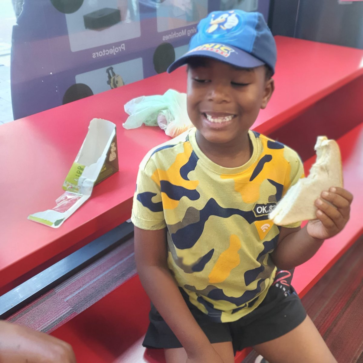 WoolwichLibrary's tweet photo. During school holidays #WoolwichLibrary have free holiday meals for children Monday-Friday with thanks to #GLL, @Royal_Greenwich + @gcdauk with library staff handing them out to families. 🍎 #LoveYourLibrary @Better_UK https://t.co/OBrOu7QNxV