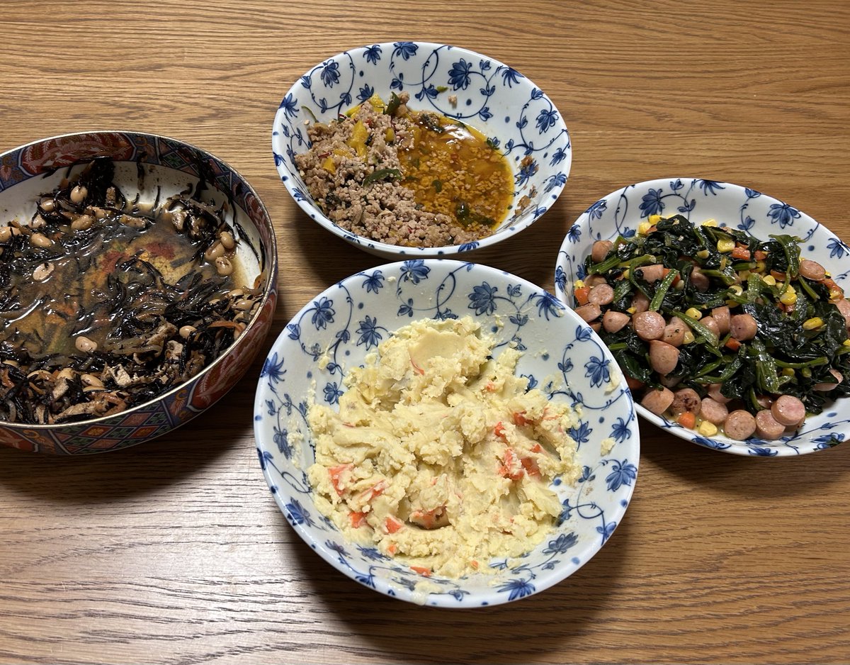 hfx7a's tweet photo. 夜ご飯⭐️🌙
ガパオライスのガパオ
ひじきの煮物
ポテサラ
ほうれん草のバター炒め
おかずいっぱい贅沢😊 https://t.co/ICivJnnFxM