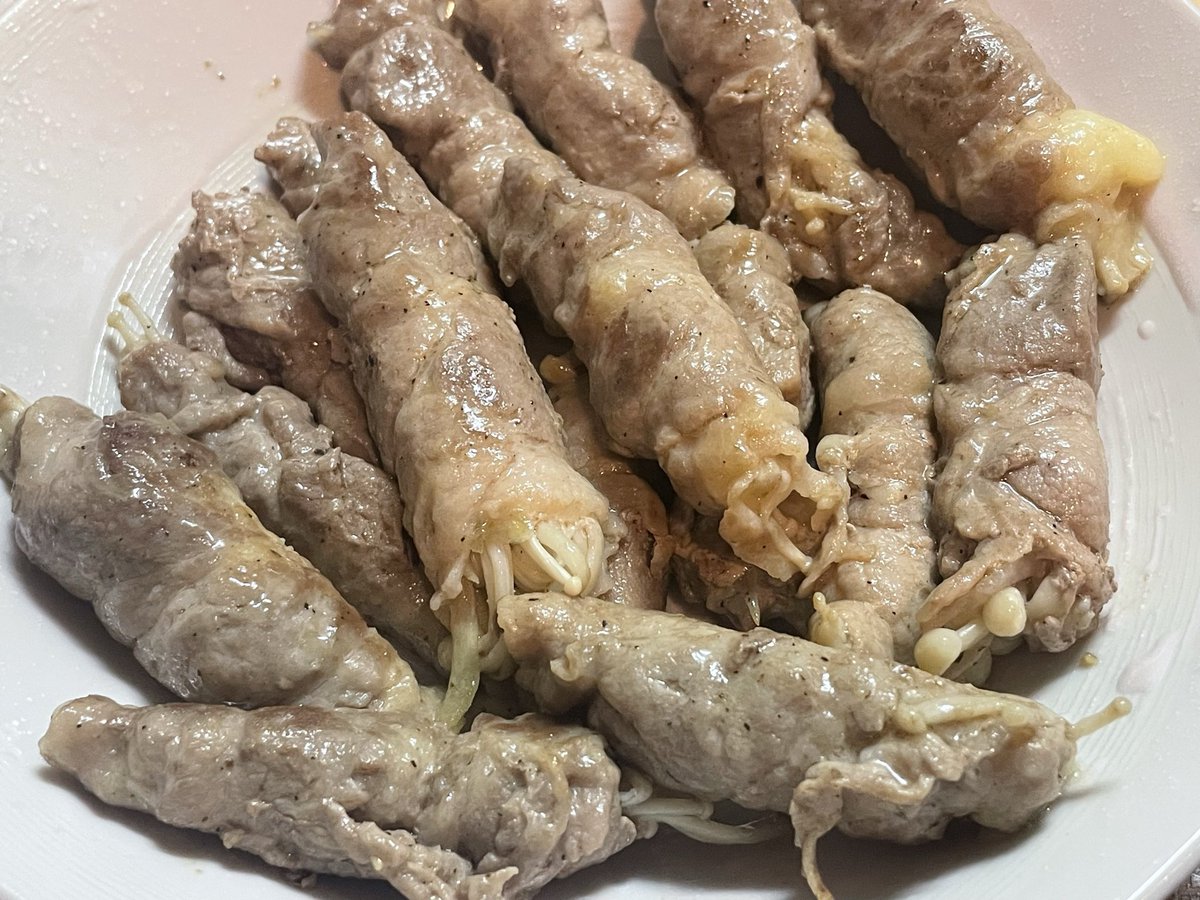 0303sama's tweet photo. THE家庭料理🍴本日のP'ｸｯｷﾝｸﾞ失礼致しまぁす‼️

①えのきの豚バラ巻きは
チーズ入りとミョウガ入りとノーマル❣️

②きゅうりとミョウガの酢の物

③えのきと大根、こんにゃくのお味噌汁
(ワカメ買い忘れちゃた😔)

見た目が悪いのはお許しください…
どれが1番好き✊🏻？？ https://t.co/Cf2VZRDZL0
