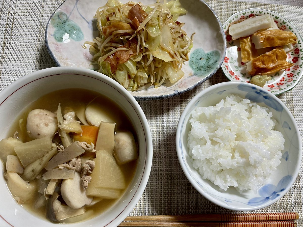YuKi06594554's tweet photo. 晩ご飯にけんちん汁を作った
🍃けんちん汁
🥗キャベツともやしのバター醤油炒め
🌱竹ちくわ
#おうちごはん
#料理好きな人と繋がりたい 
#料理記録 
🥬🥕🍲🥣🌱🍳 https://t.co/mdpEhR9qsN