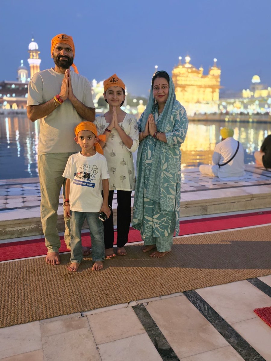 NehriaVipan's tweet photo. गुरु पूर्णिमा की हार्दिक शुभकामनाएँ 
श्री हरमंदिर साहिब, अमृतसर की पावन धरती से सभी गुरुजनों को कोटि-कोटि नमन।
गुरु वह प्रकाश हैं, जो अज्ञान के अंधकार को दूर कर जीवन को सही मार्ग दिखाते हैं। https://t.co/mmUcSnEYdC