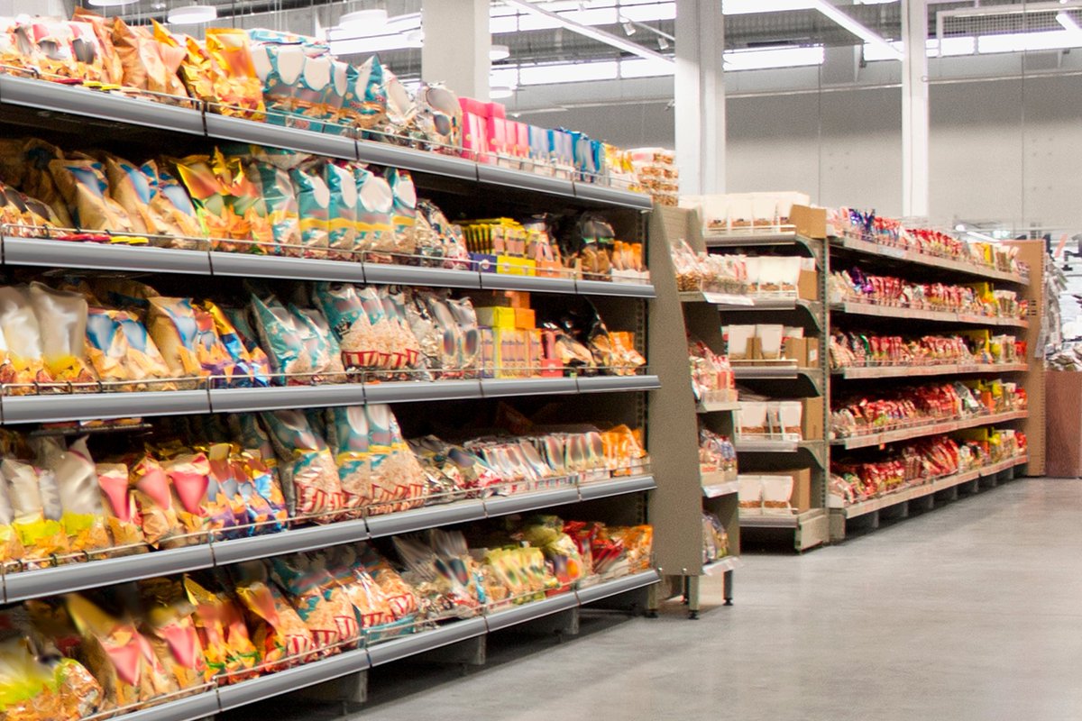 whatsontheshel1's tweet photo. Snack aisle with brandless chip and snack packaging
https://t.co/Pna2vaWrwP
#BrandlessMockup #SnackPackaging #ChipsPackaging #PackagingDesign #Supermarket #RetailDesign #Planogram #Mockup https://t.co/s3E7AkuDtT