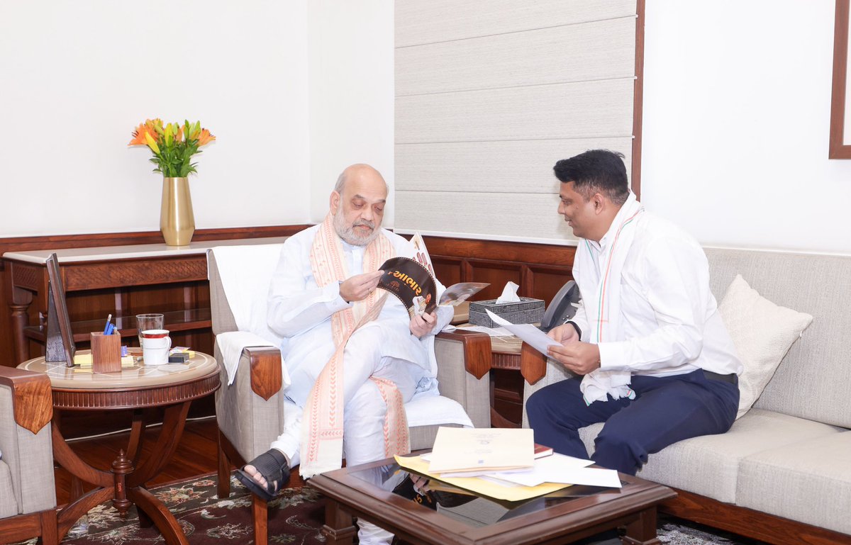 dhaval241086's tweet photo. आज गुरु पूर्णिमा के पावन अवसर पर नई दिल्ली में माननीय केंद्रीय गृह एवं सहकारिता मंत्री आदरणीय श्री @AmitShah जी से आत्मीय भेंट कर उनका आशीर्वाद एवं मार्गदर्शन प्राप्त करने का सौभाग्य मिला।

इस अवसर पर वलसाड में हुई अतिवृष्टि के दौरान किए गए राहत एवं बचाव कार्यों की विस्तृत जानकारी उनसे साझा की। साथ ही यह भी अवगत कराया कि किस प्रकार प्रशासन, जनप्रतिनिधियों और स्थानीय नागरिकों के समन्वित प्रयासों से प्रभावित क्षेत्रों में त्वरित राहत पहुँचाई गई तथा वलसाड ने तेजी से सामान्य स्थिति की ओर वापसी की।

अपने दो वर्षों के जनसेवा के कार्यकाल का विस्तृत रिपोर्ट कार्ड भी उनके समक्ष प्रस्तुत किया तथा जनकल्याण, संगठन और विकास से जुड़े विभिन्न विषयों पर उनका बहुमूल्य मार्गदर्शन प्राप्त किया।

इसके साथ ही वलसाड-डांग लोकसभा क्षेत्र एवं गुजरात के आदिवासी अंचलों की सामाजिक, राजनीतिक और संगठनात्मक परिस्थितियों पर विस्तृत चर्चा हुई। आदरणीय अमित शाह जी का मार्गदर्शन सदैव नई ऊर्जा, स्पष्ट दिशा और जनसेवा के प्रति मेरे संकल्प को और अधिक सुदृढ़ करता है।