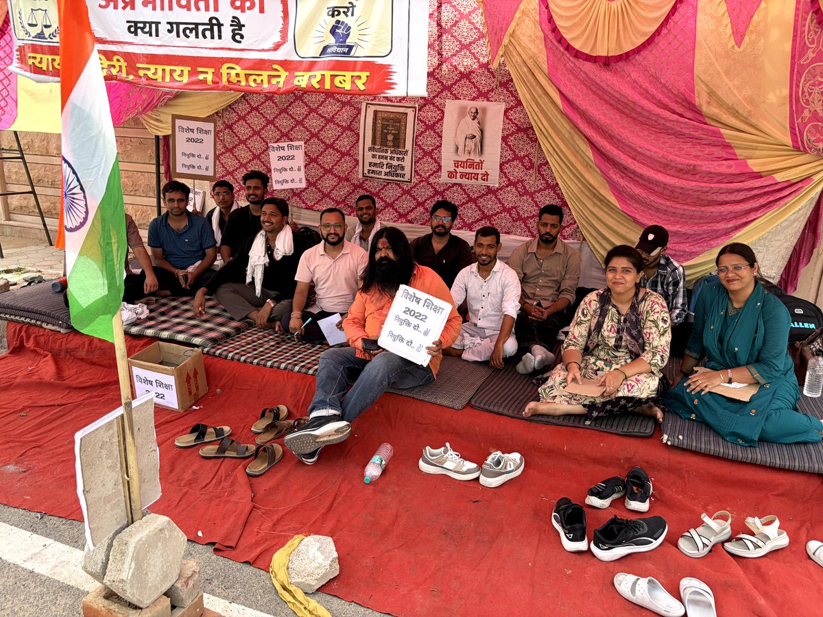SethiTanwar's tweet photo. 10 महीने से नियुक्ति का इंतजार कर रहे है ,परेशान हो कर हमने न्याय प्राप्ति के लिए बीकानेर निदेशालय में धरना प्रदर्शन  जारी है , यह तब तक जारी रहेगा जब तक हमें ज्वाइनिंग नहीं मिलती , उम्मीद है निदेशक जी हमारी पीड़ा समझेंगे 🙏
@saten_08 @sanjaym78852136 @JaatMohit001 @Godara966 https://t.co/PkJMkE9FmI