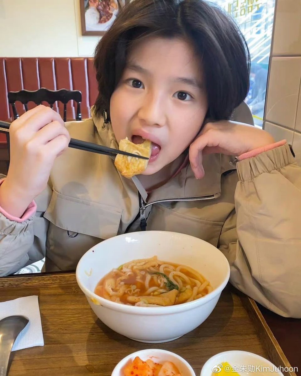 jhncoer's tweet photo. 근데 주훈이 인생에서 볼살 제일 많았을 때는 초등학생 때인듯 젖살이라고 불리는 그 볼살이요.. https://t.co/wxCBESXDlm