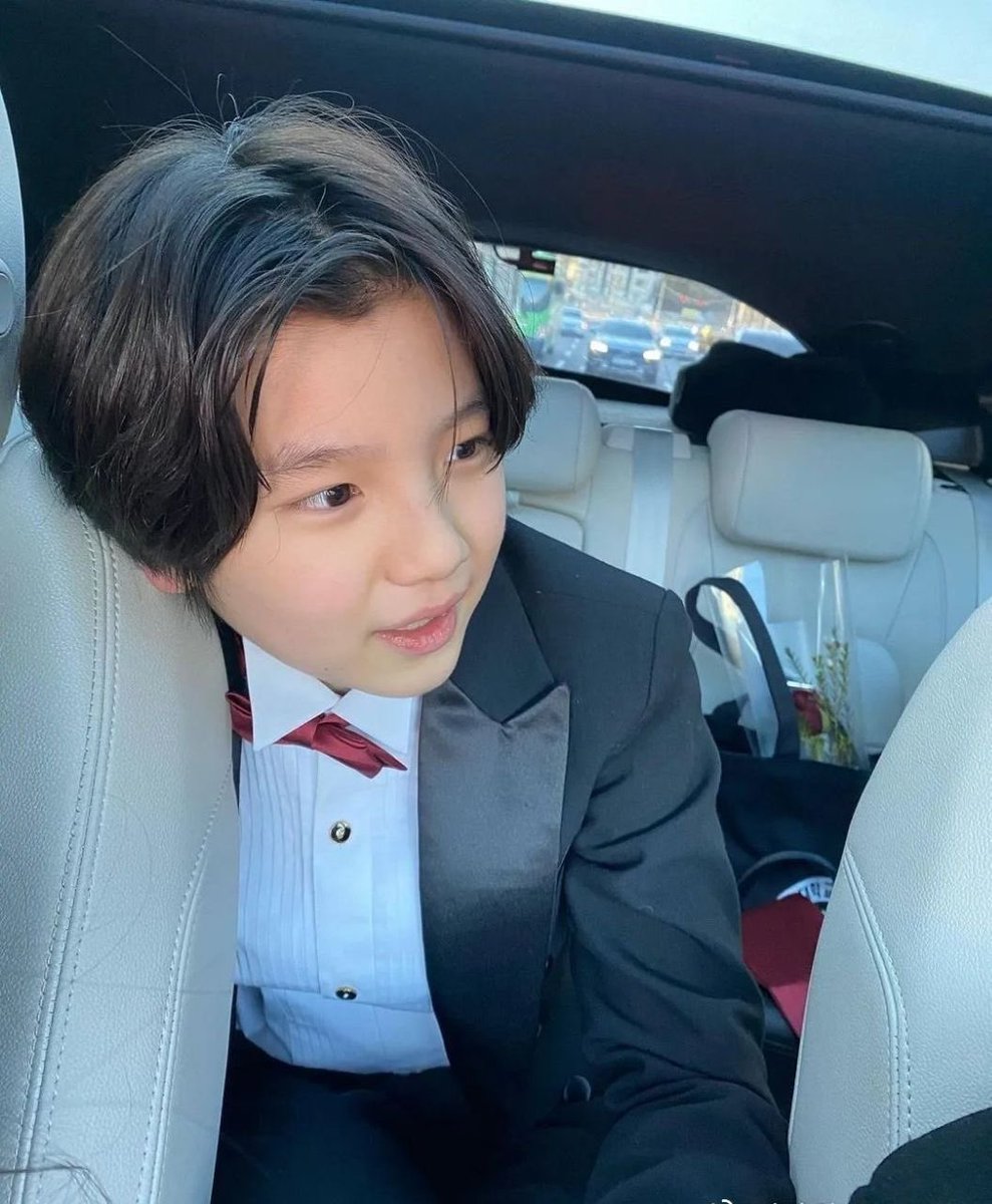 jhncoer's tweet photo. 근데 주훈이 인생에서 볼살 제일 많았을 때는 초등학생 때인듯 젖살이라고 불리는 그 볼살이요.. https://t.co/wxCBESXDlm
