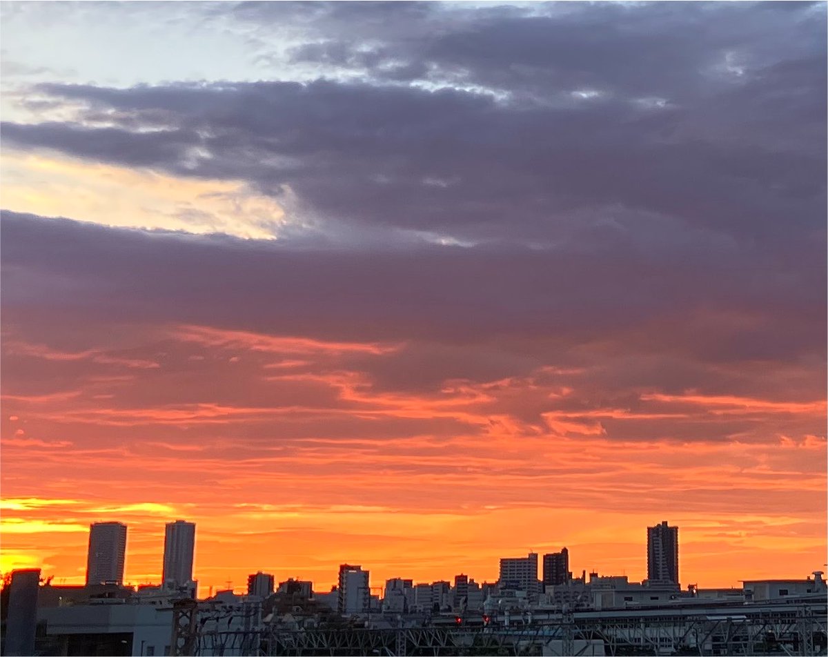 pktham58's tweet photo. 夕焼けがキレイ。 https://t.co/opvf03V2SY