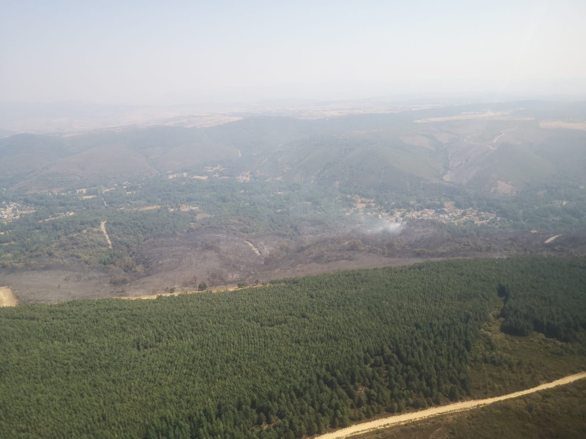 AT_Brif's tweet photo. 12:23🎥#IFLaUtrera #LeónESP 

Así se encuentra ahora mismo el incendio de La Utrera a la llegada del equipo @BrifLaza para trabajar en labores de extinción.

Somos #BRIF de @mitecogob https://t.co/G6no6Uz9vQ