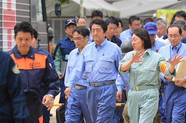 RyMfegzBUFNoZ8k's tweet photo. コイツの災害対応と比べるとやっぱ安倍ちゃんは詐欺師の鑑とも思えるくらい深刻そうな顔と聞いてる感(実際は全く聞いてない)の演出が上手いんだよな🙄 https://t.co/MO4nqRkTZg