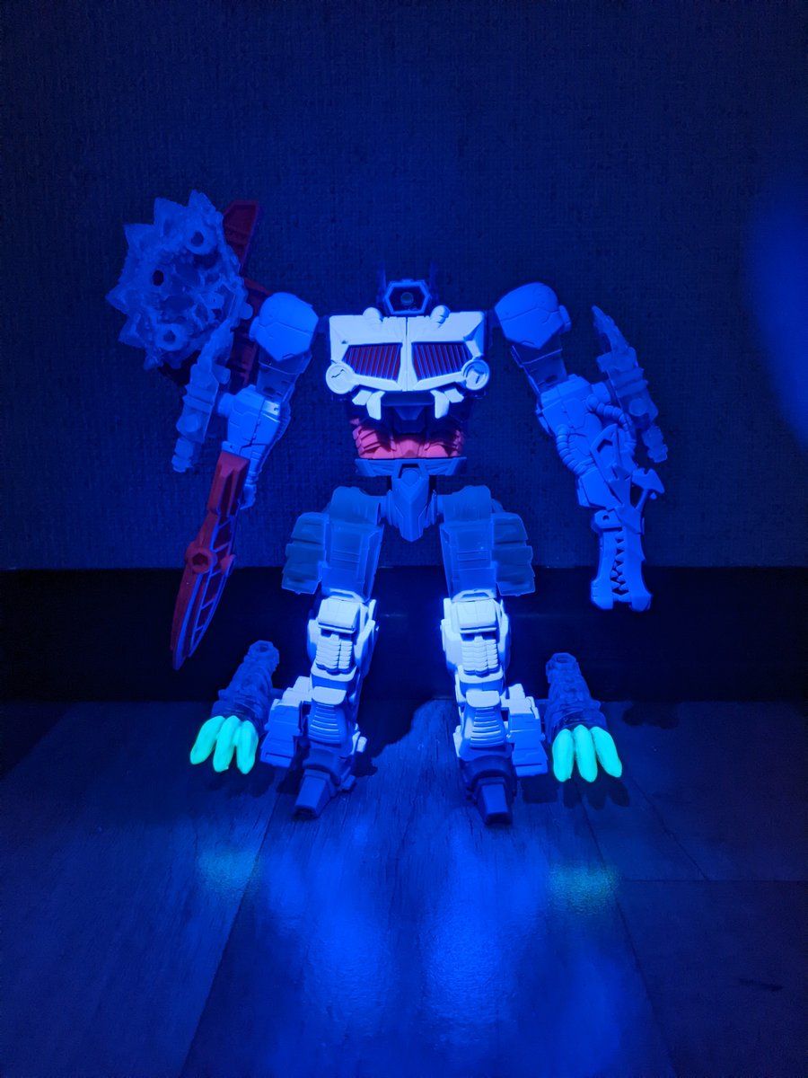 Na249786336's tweet photo. サイバーワールド エネルゴンサージのショックウェーブです。

ブラックライト当てて、チャージします。このショックウェーブはスピノサウルスの爪が蓄光塗装されています。

＃トランスフォーマー https://t.co/GeDCi5KGpr