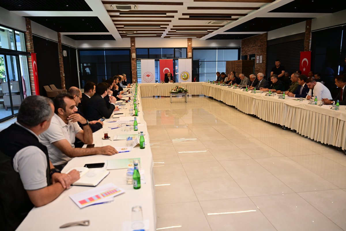Abdullah_Erin47's tweet photo. İlimizdeki orman yangını risklerini kapsamlı şekilde değerlendirdiğimiz Orman Yangınları ile Mücadele Koordinasyon Kurulu Toplantımızı gerçekleştirdik.

Toplantımızda, risk taşıyan bölgelerde hazır bekletilen araç ve ekipmanların düzenli olarak kontrol edilmesi başta olmak üzere, ilgili tüm kurumlarımızın en üst seviyede hazırlıklı olması yönündeki talimatlarımızı bir kez daha yineledik.

Yeşil Vatan’ımızı korumak ve gelecek nesillere sağlıklı bir çevre bırakmak hepimizin ortak sorumluluğudur. Bu süreçte tüm hemşehrilerimizden, orman yangını riskine karşı her zamankinden daha dikkatli ve duyarlı olmalarını önemle rica ediyoruz.

Allah (c.c.) memleketimizi her türlü afetten muhafaza eylesin.