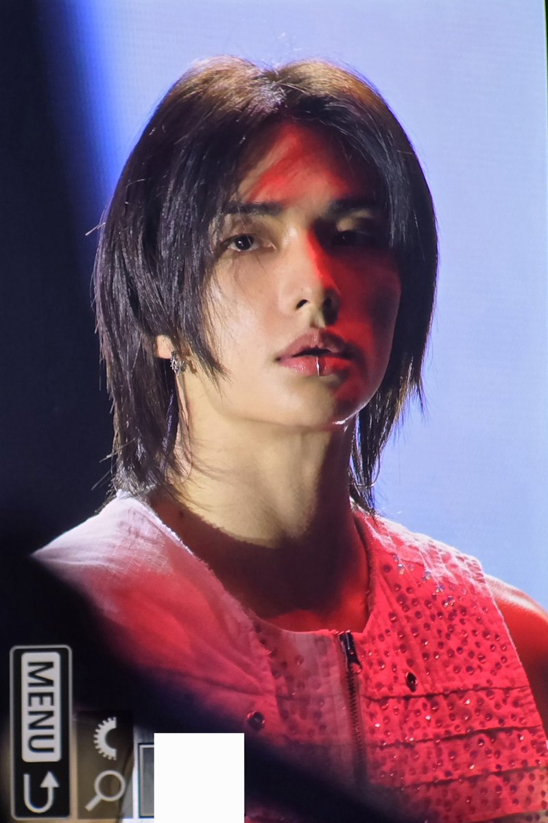 havenfiIm's tweet photo. hyunjin with his hair down and a lip piercing on 😫 https://t.co/IhDg9JdVbu