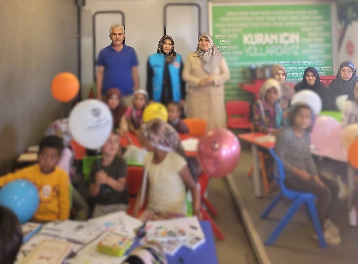 TCAvanos's tweet photo. 📍Eğitimde Fırsat Eşitliğine Mobil Kur'an Kursu Desteği

Çocukların millî ve manevî gelişimlerine katkı sağlamak amacıyla Diyanet İşleri Başkanlığınca yürütülen Mobil Kur'an Kursu Yaz Programı, İlçe Müftülüğü koordinesinde mevsimlik tarım işçilerinin çocuklarıyla buluşuyor. https://t.co/rWrnxsTcAh