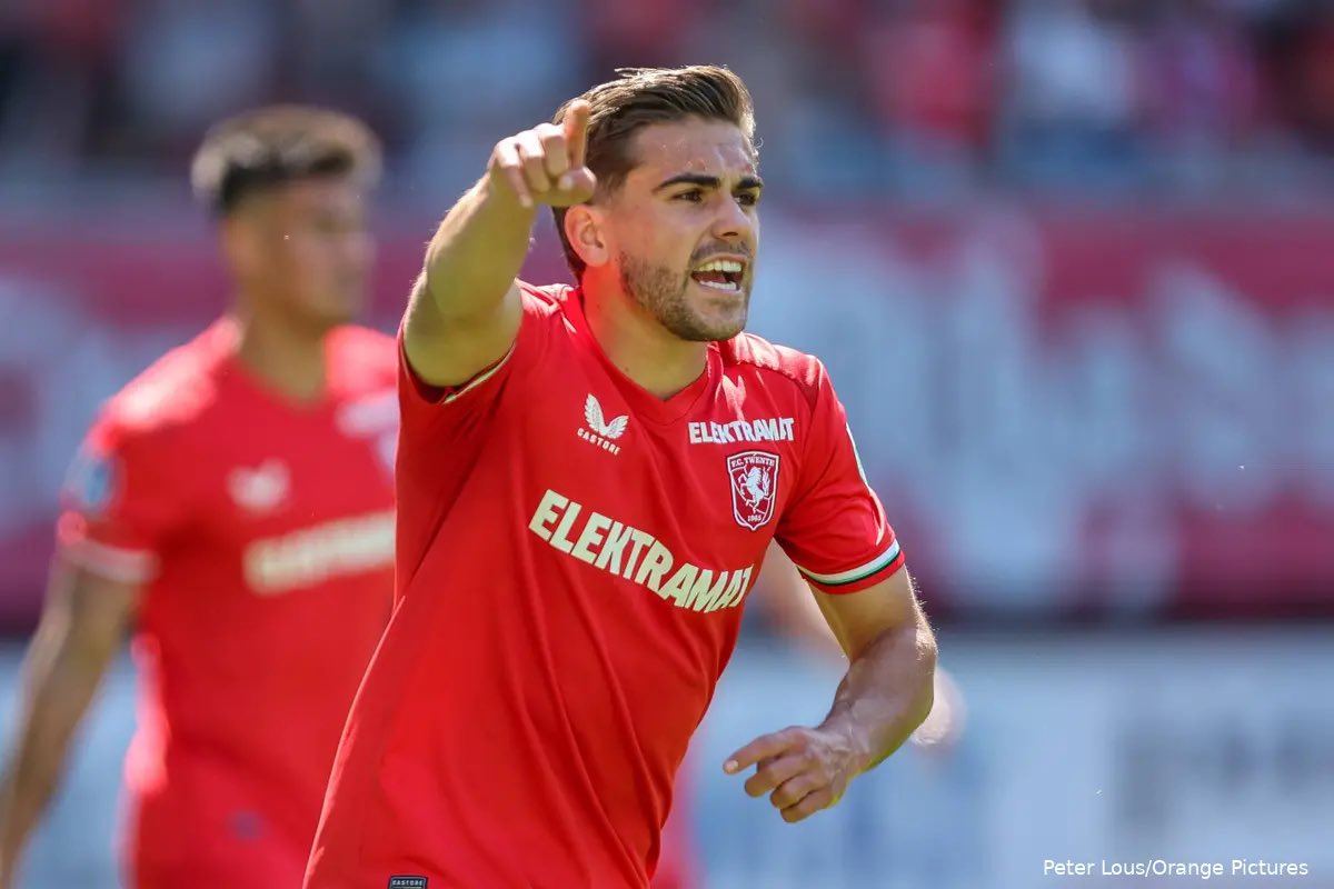 Inside_020's tweet photo. 🚨🇳🇱 MORE: Bart van Rooij (25) already spoke with Ajax. At FC Twente, he consistently slots in alongside the two central defenders during the build-up phase and distinguishes himself with line-breaking passes from the back. This is exactly what Míchel requires of his right-back.

Twente demand €10M for their right-back. Both Ajax and Feyenoord see that fee as excessive. However, Ajax hope to reach an agreement with FC Twente. #Ajax

[🥈: @ESPNnl]